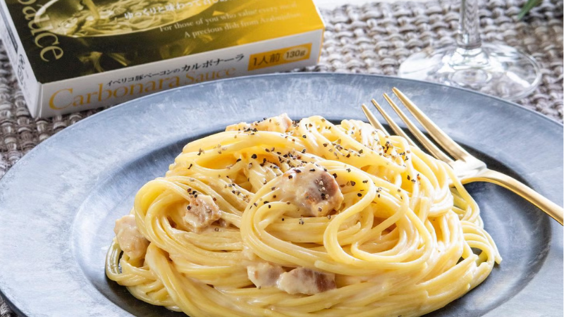 至福のカルボナーラ体験。週末の夜にワインと楽しむ、おすすめレトルトパスタソースで満たす贅沢なお家バル時間